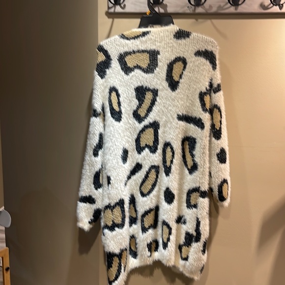 Warm cardigan duster style animal print sweater - Picture 2 of 3